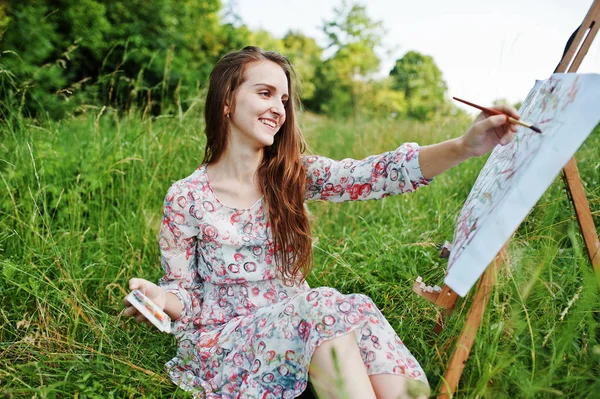Портрет чудової щасливої молодої жінки в красивій сукні сидить — стокове фото