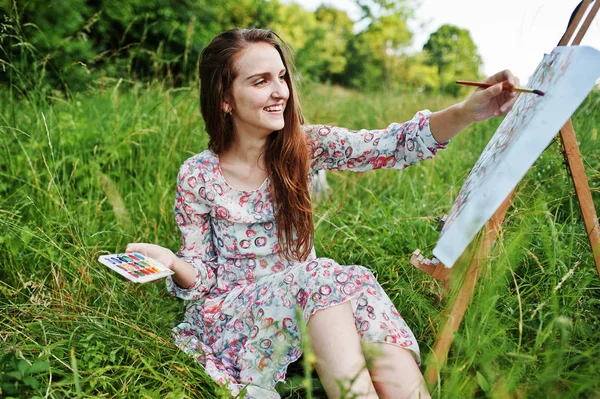 Retrato de uma linda mulher feliz jovem em belo vestido sitt — Fotografia de Stock