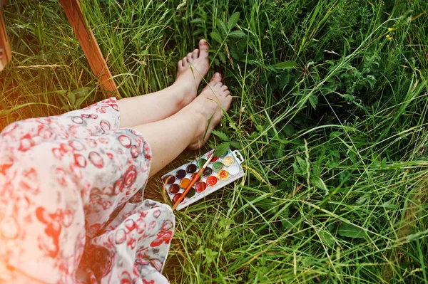 水と一緒に背の高い草の上の女性の足のクローズ アップ写真 — ストック写真