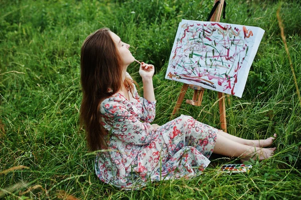 Retrato de uma linda mulher feliz jovem em belo vestido sitt — Fotografia de Stock