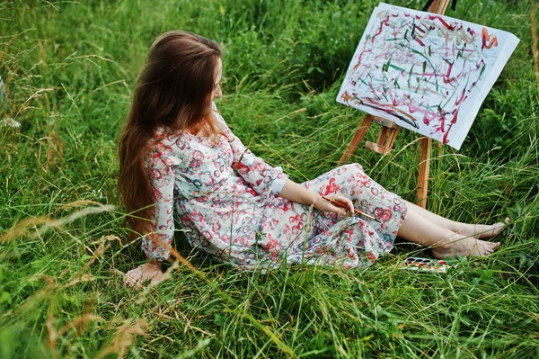 Retrato de uma linda mulher feliz jovem em belo vestido sitt — Fotografia de Stock