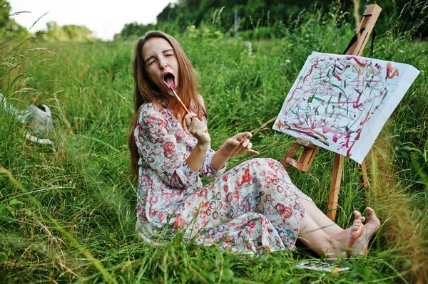 Retrato de uma garota engraçada fazendo expressões faciais estranhas enquanto p — Fotografia de Stock