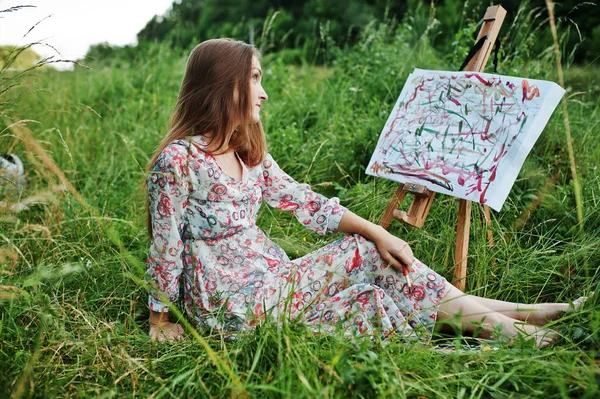 Retrato de uma linda mulher feliz jovem em belo vestido sitt — Fotografia de Stock