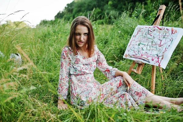 Retrato de uma garota engraçada fazendo expressões faciais estranhas enquanto p — Fotografia de Stock