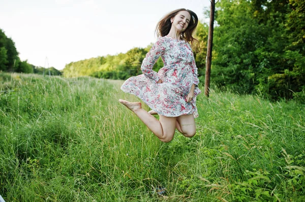 Retrato de uma jovem deslumbrante em vestido pulando no prado — Fotografia de Stock