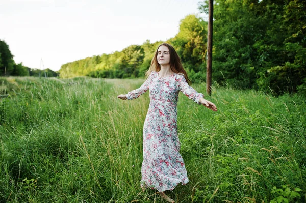 Uzun yürüyüş içinde muhteşem bir genç kadın portresi — Stok fotoğraf