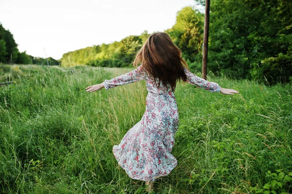 Retrato de uma jovem mulher fabulosa em vestido andando no alto — Fotografia de Stock