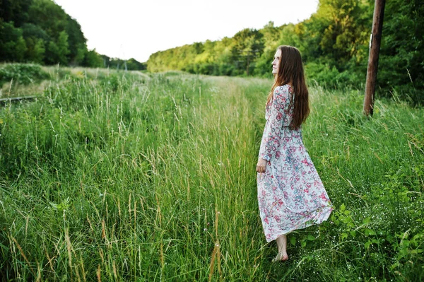 드레스는 키가에 산책 멋진 젊은 여자의 초상화 — 스톡 사진