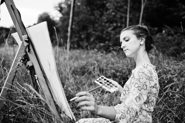 Retrato de uma linda mulher feliz jovem em belo vestido sitt — Fotografia de Stock