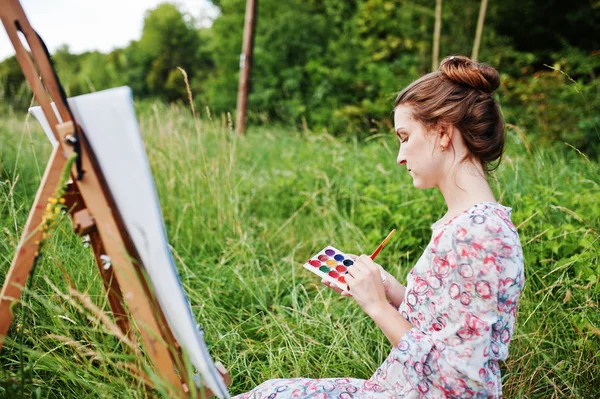 Portret przepiękny szczęśliwy młoda kobieta w pięknej sukni sitt — Zdjęcie stockowe