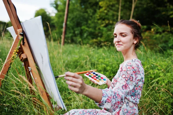 Retrato de una hermosa joven feliz en una hermosa silla de vestir —  Fotos de Stock