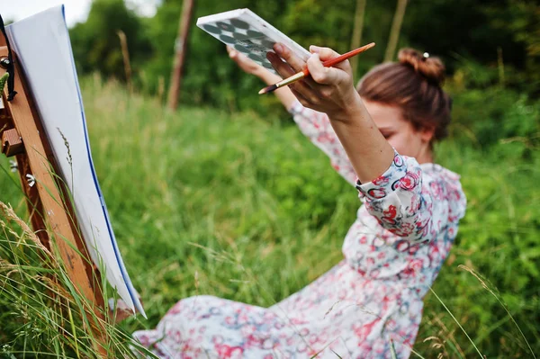 Retrato de uma linda mulher feliz jovem em belo vestido sitt — Fotografia de Stock