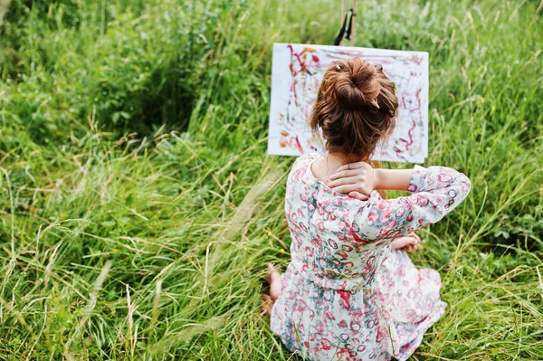 Retrato de uma linda mulher feliz jovem em belo vestido sitt — Fotografia de Stock