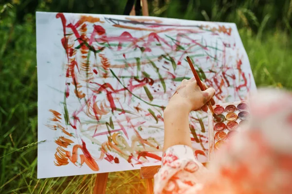 Foto de close-up de pintura feminina sobre o papel com waterco — Fotografia de Stock