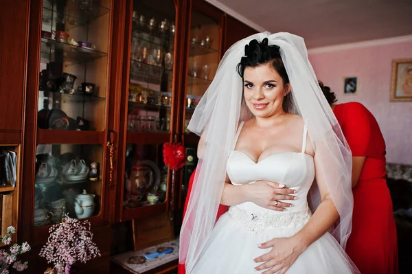 参考の新婦付け添人の花嫁のドレスとの準備を支援 — ストック写真