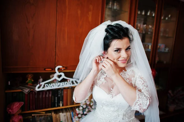 Elhelyezés a szobájában az esküvő fülbevaló gyönyörű menyasszony — Stock Fotó