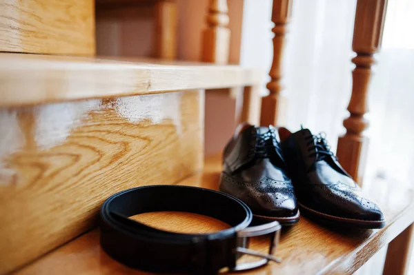 Μαύρα Νυφικά παπούτσια γαμπρού, ζώνη και άλλα αξεσουάρ. — Φωτογραφία Αρχείου