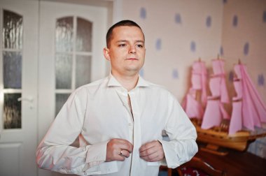 Yakışıklı damat giyinmek ve onun düğün cer için hazırlanıyor