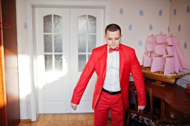 Yakışıklı damat giyinmek ve onun düğün cer için hazırlanıyor