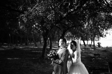 Yürüyüş, eğleniyor ve par poz inanılmaz evlilik çift