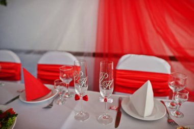 Kırmızı ve beyaz renklerde şaşırtıcı düğün buket deocrated.