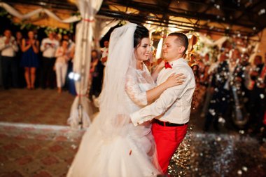 Harika Düğün çifti ilk dansları restau içinde dans