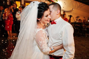 Harika Düğün çifti ilk dansları restau içinde dans