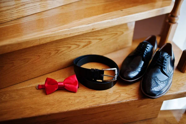 Groom's black wedding shoes, belt and other accessories. — Stock Photo, Image