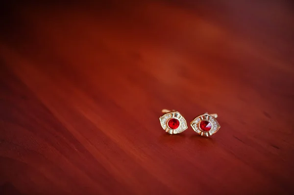 Brincos de ouro nupcial caros que colocam sobre a mesa . — Fotografia de Stock