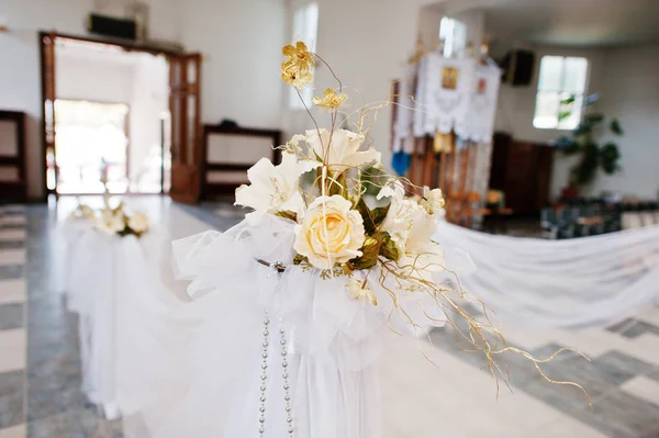 Igreja lindamente decorada para casamento . — Fotografia de Stock