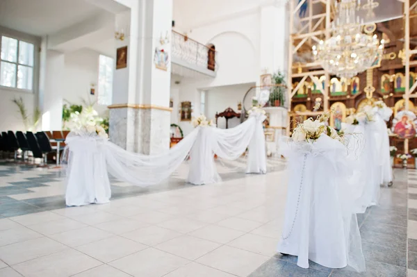 Vackert dekorerad kyrka för bröllop. — Stockfoto