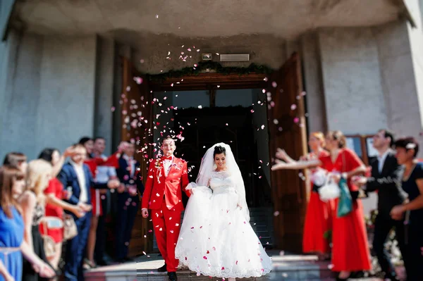 Mesés esküvői pár kisétált az egyház és az emberek thr — Stock Fotó
