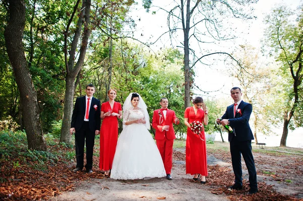 Bruidspaar en groomsmen met bruidsmeisjes drinken champagne — Stockfoto