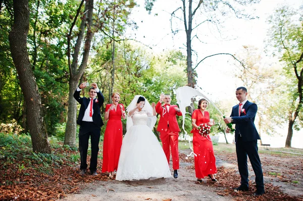 Matrimonio coppia e sposi con damigelle d'onore bere champagne — Foto Stock