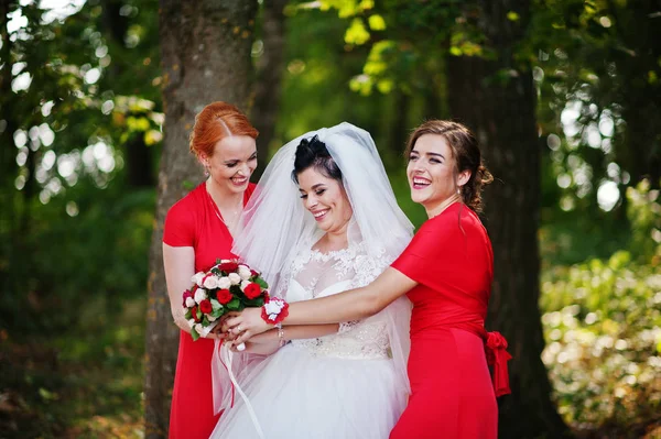 Novia suave y hermosas damas de honor se están divirtiendo mucho en t — Foto de Stock