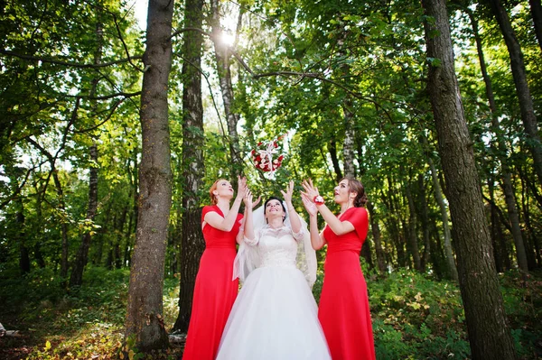 Noiva gentil e belas damas de honra estão se divertindo muito em t — Fotografia de Stock