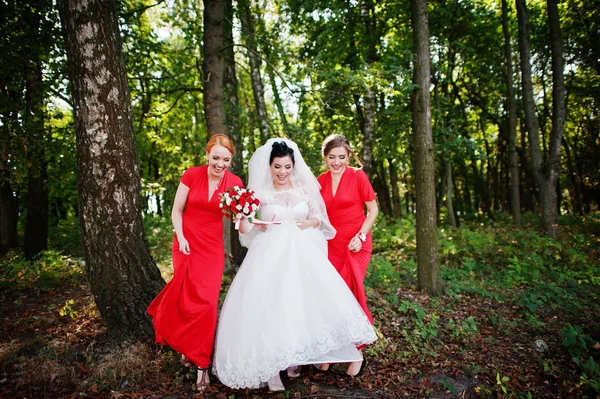 Novia suave y hermosas damas de honor se están divirtiendo mucho en t — Foto de Stock