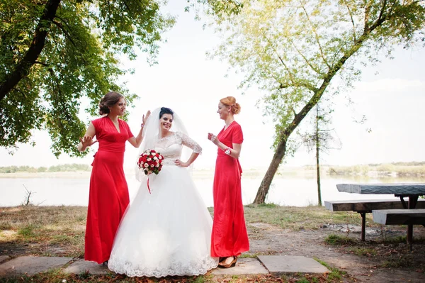 Sanfte Braut und schöne Brautjungfern haben großen Spaß in t — Stockfoto
