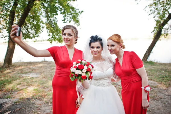 Novia suave y hermosas damas de honor se están divirtiendo mucho en t — Foto de Stock