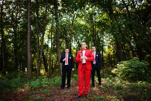 Yakışıklı damat ve Çar orman poz onun sağdıç