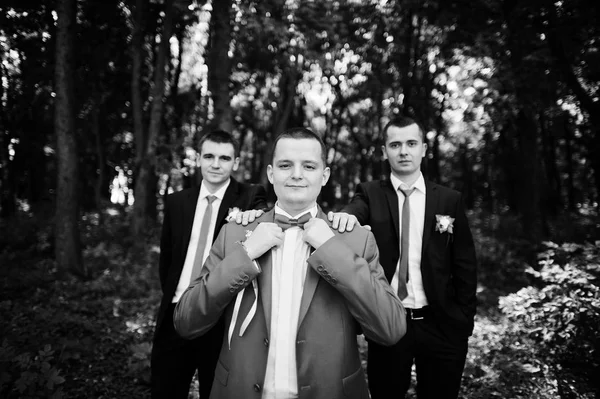 Yakışıklı damat ve Çar orman poz onun sağdıç