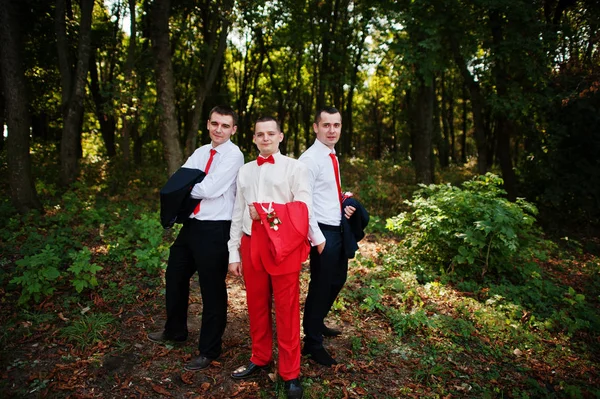 Yakışıklı damat ve Çar orman poz onun sağdıç