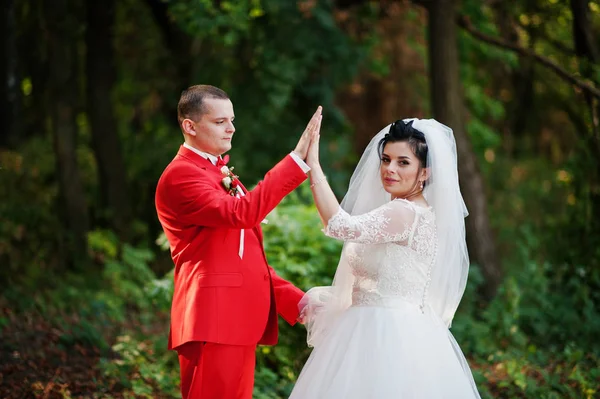 Increíble pareja de boda caminando, divirtiéndose y posando a la par — Foto de Stock