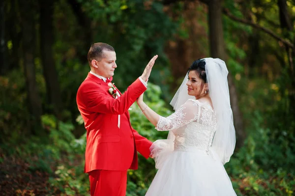 Casal de casamento incrível andando, se divertindo e posando no par — Fotografia de Stock