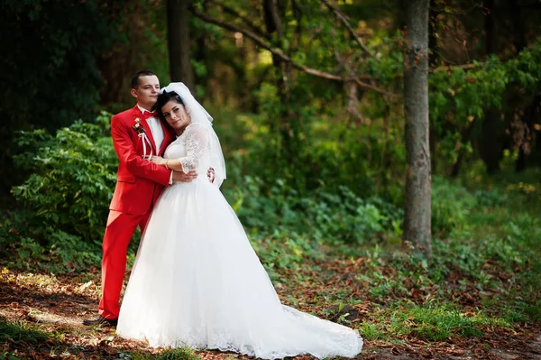 Incredibile matrimonio coppia a piedi, divertirsi e in posa alla pari — Foto Stock