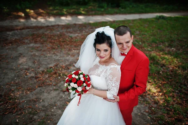 Casal de casamento incrível andando, se divertindo e posando no par — Fotografia de Stock