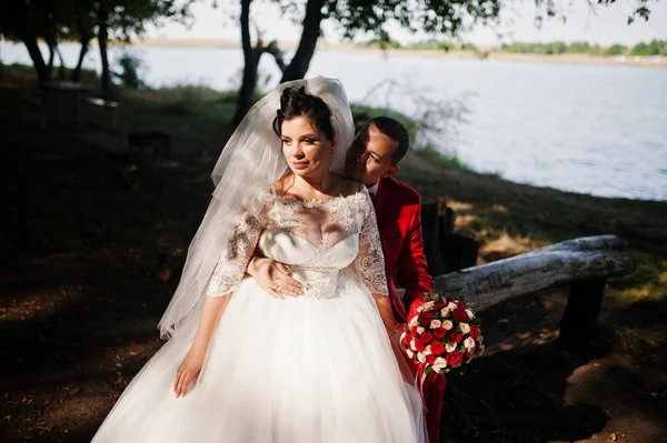 Fabuloso casal de casamentos curtindo a companhia um do outro sentando — Fotografia de Stock