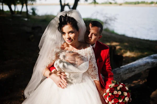 Fantastische bruidspaar genieten van elkaars gezelschap door zitten — Stockfoto