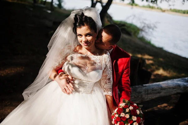 Fabelhaftes Hochzeitspaar genießt die Gesellschaft des anderen im Sitzen — Stockfoto