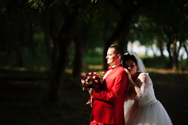 Casal de casamento incrível andando, se divertindo e posando no par — Fotografia de Stock